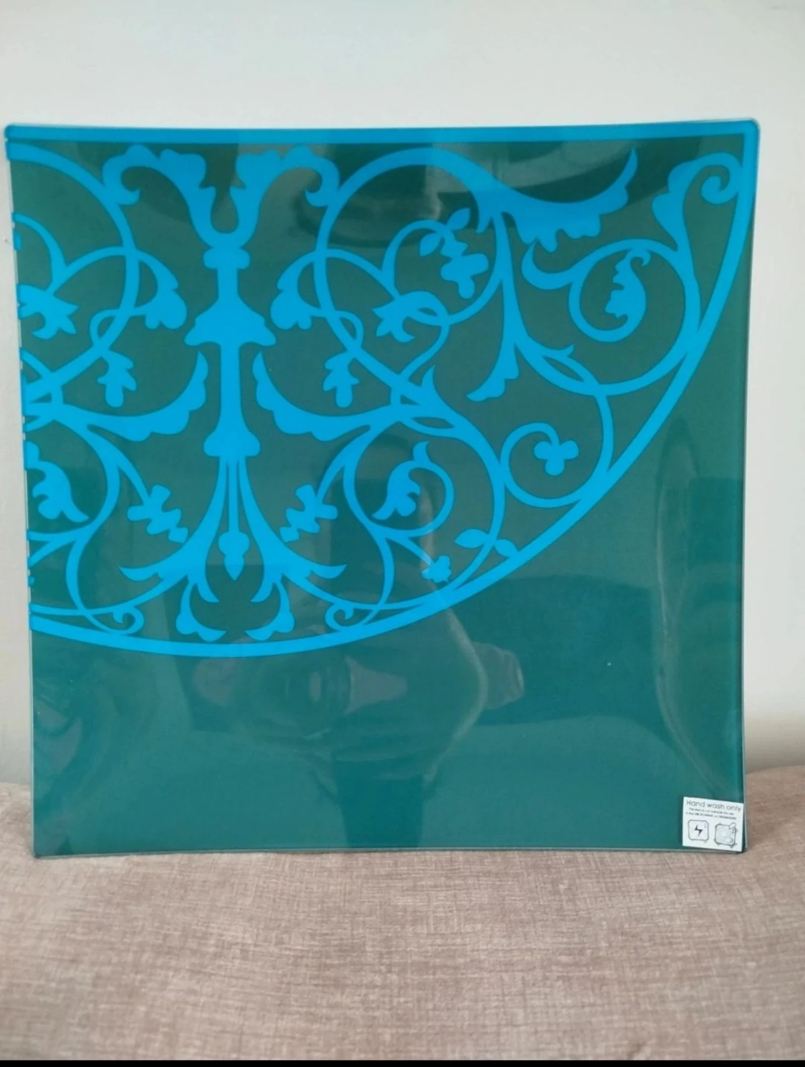 Prato decorativo em vidro com padrão elegante